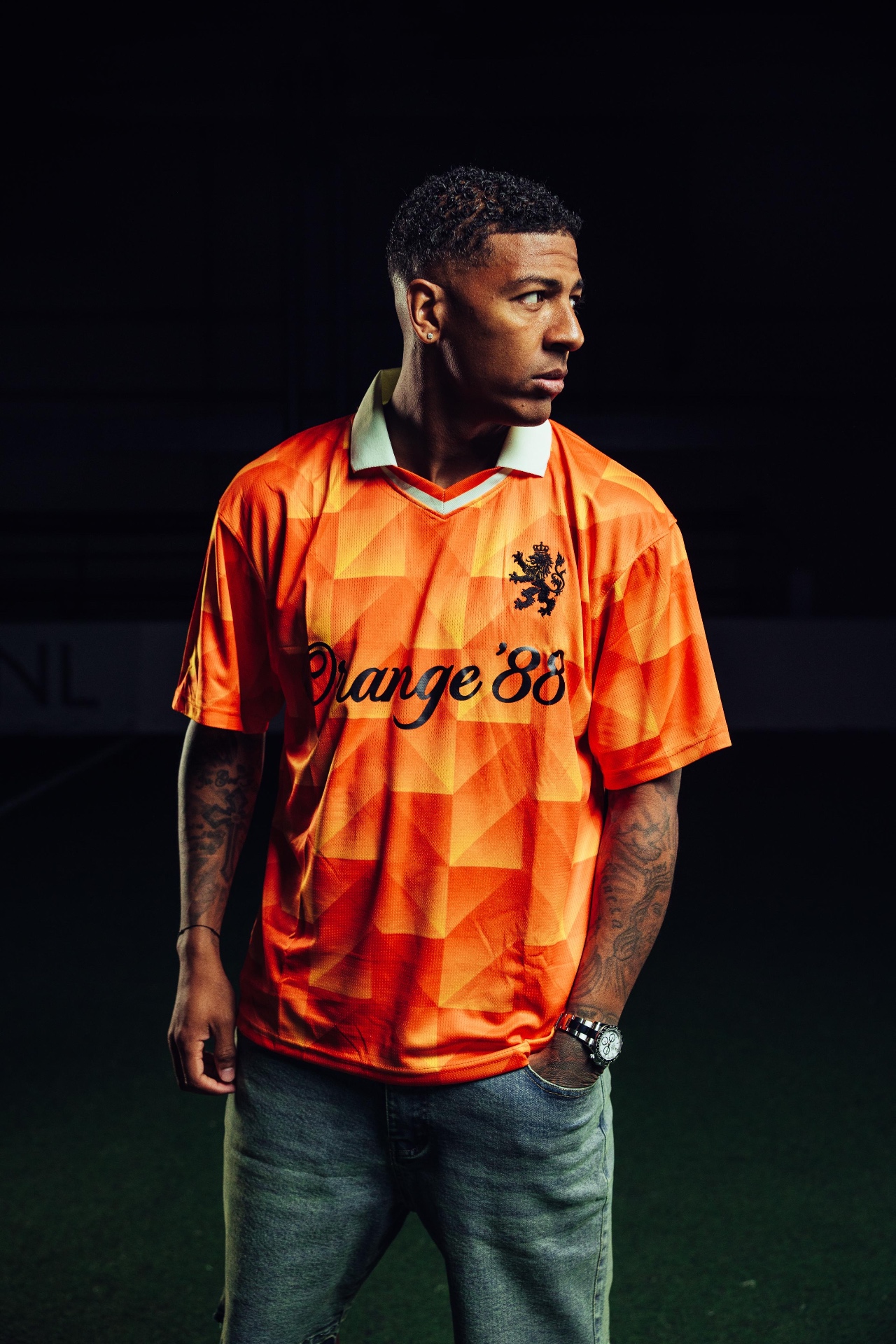 Orange'88 Heritage shirt portret onder spotlight